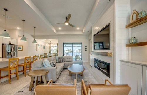 Pelican Villa | Experience luxury at Happy Cape 49, a spacious 4-bedroom retreat in Cape Coral, perfect for groups.