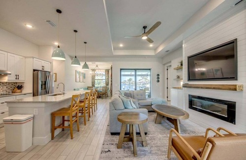 Pelican Villa | Experience luxury at Happy Cape 49, a spacious 4-bedroom retreat in Cape Coral, perfect for groups.