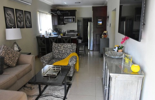 Ocho Rios House | Experience Luxury/Ocho Rios/PS5/HS Wifi/65" TV/Pool/Crib/Comfort Beds