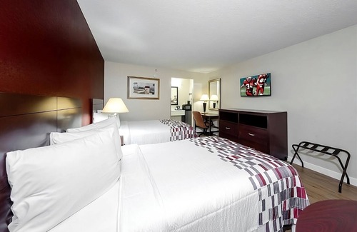 Ellenton Hotel | Experience Soothing Moments & Luxury! Free Parking, Outdoor Pool, Parking!