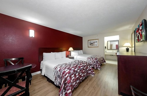 Ellenton Hotel | Experience Soothing Moments & Luxury! Free Parking, Outdoor Pool, Parking!
