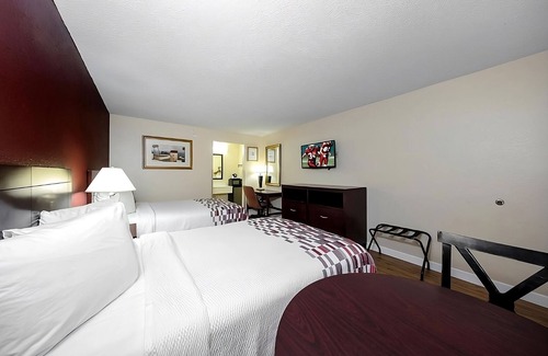 Ellenton Hotel | Experience Soothing Moments & Luxury! Free Parking, Outdoor Pool, Parking!