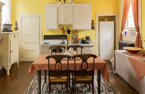 Petersburg House | Experience the "Lincoln Home" -#1 Historic Mansion Old Town; & Luxury Bathrooms