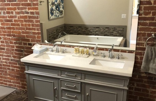 Iola Apartment | Experience the Lofts-Beck