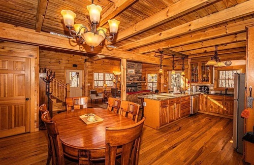 Almond Cabin | Experience the serene beauty of Bryson City in 'The Scratching Post'
