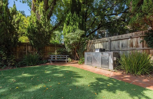 St Kilda Apartment | Experience the St Kilda Vibe from a Cosy Retreat