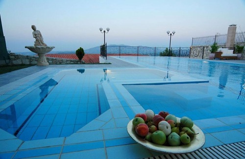 Agios Myronas Apartment | EXPLOR Mansion - Inclusive Experience