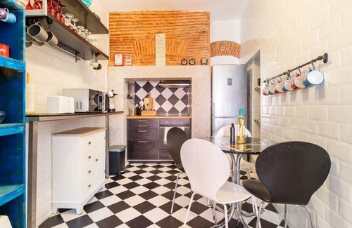 Se Apartment | Explore Lisbon from an Artistic Alfama Home