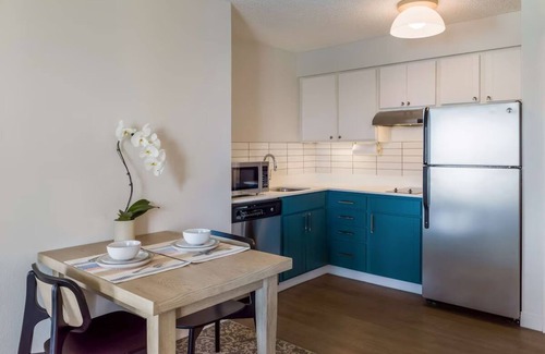 Oyster Point Hotel | Explore the Best of the City! Free Breakfast, Free Shuttle, Full Kitchen!