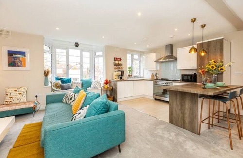 Chiswick Riverside Apartment | Exquisite 1BR in Chiswick, 3 min to Train Station