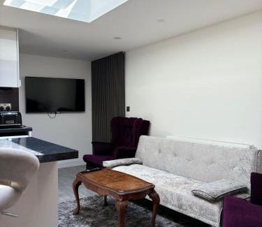 Lacey Green House | Exquisite 2 Bedroom Fully Furnished Annex