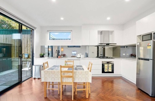 Doncaster House | Exquisite 2BR Townhouse In The Heart of Doncaster