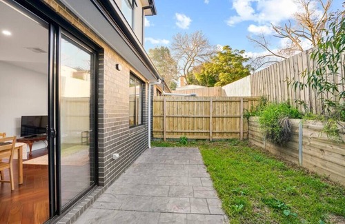 Doncaster House | Exquisite 2BR Townhouse In The Heart of Doncaster
