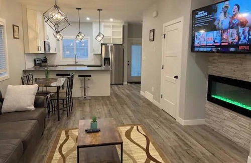 Regina House | Exquisite 3 BR Villa with Double Garage-King Bed