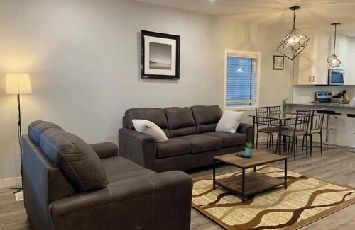 Regina House | Exquisite 3 BR Villa with Double Garage-King Bed