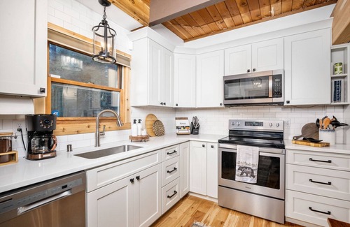 Washougal House | Exquisite and Comfy Riverside Retreat, Huge Deck, Two Fire-Tables, BBQ, New Décor and Furnishing