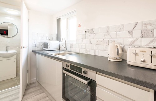 Penylan Apartment | Exquisite Cardiff Apartments- with Garden Lounge & Games Room