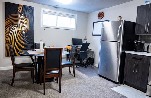 Airdrie House | Exquisite & Cozy La'Posh Suite w/WiFi, Workspace, Storage