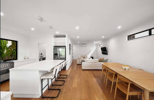 Scarborough House | "Exquisite Family Home & Pool" - Scarborough Q 4020