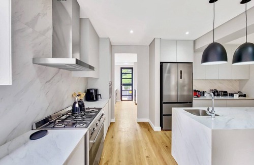 Newlands House | Exquisite Family Retreat: Luxury Villa Pool