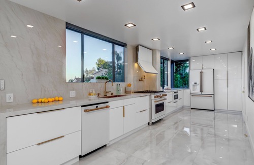 Sherman Oaks House | Exquisite Hilltop Retreat: Luxury Oasis close to Universal Studio, California