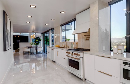 Sherman Oaks House | Exquisite Hilltop Retreat: Luxury Oasis close to Universal Studio, California