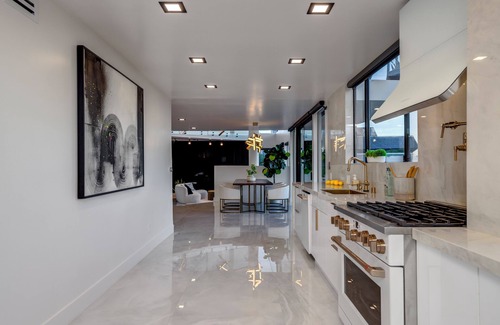 Sherman Oaks House | Exquisite Hilltop Retreat: Luxury Oasis close to Universal Studio, California