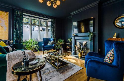 Old Windsor House | Exquisite Home in Windsor by Casa by Grace, Legoland, Large groups, New HOT TUB, Dog Friendly, Free Parking, sleeps 7-9!