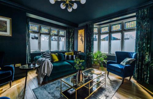 Old Windsor House | Exquisite Home in Windsor by Casa by Grace, Legoland, Large groups, New HOT TUB, Dog Friendly, Free Parking, sleeps 7-9!