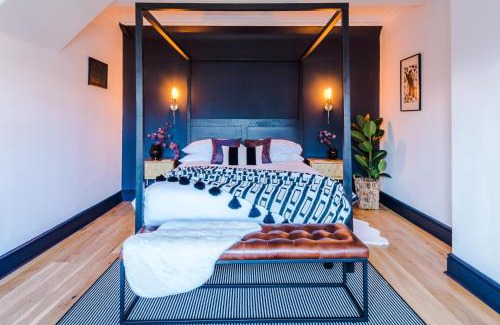 Old Windsor House | Exquisite Home in Windsor by Casa by Grace, Legoland, Large groups, New HOT TUB, Dog Friendly, Free Parking, sleeps 7-9!