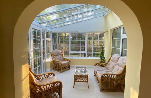Darlington Cottage | Exquisite Manor House Cul de sac Sleeps 8 with Private Parking