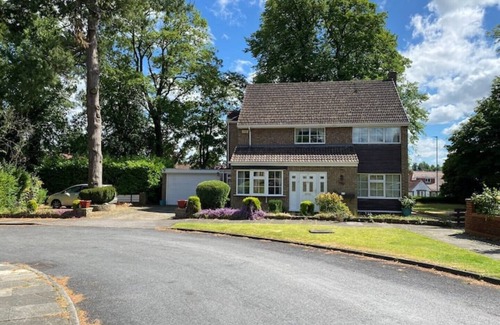 Darlington Cottage | Exquisite Manor House Cul de sac Sleeps 8 with Private Parking