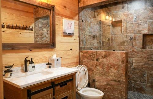 Bridgeport House | Exquisite Modern Lux Cabin Hot Tub FirePit Games