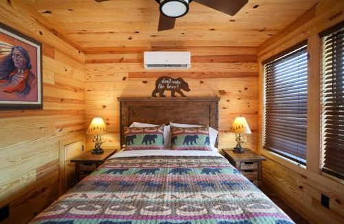 Bridgeport House | Exquisite Modern Lux Cabin Hot Tub FirePit Games