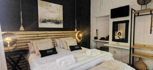 Klein Windhoek House | EXQUISITE PRIVATE LUXURY SUITE WITH KING BED at BOKMAKIERIE VILLAS