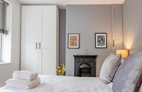 Hereford House | Exquisite Renovation in Central Location with Garden and Parking