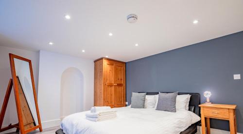 Hereford House | Exquisite Renovation in Central Location with Garden and Parking