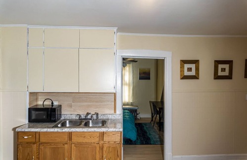 West Ridge Apartment | Exquisite Rogers Park 1bd/1bath Apt. Near Evanston