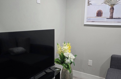 Evanston Apartment | Exquisite Studio close to Airport and amenities!