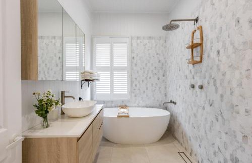 Toowoomba House | Exquisite, Stunning & Central! CDB Fringe Cottage!