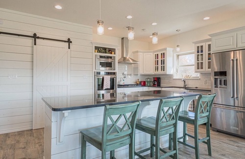 Kingston House | Exquisite Texoma Home Sleeps 12 Close to shore