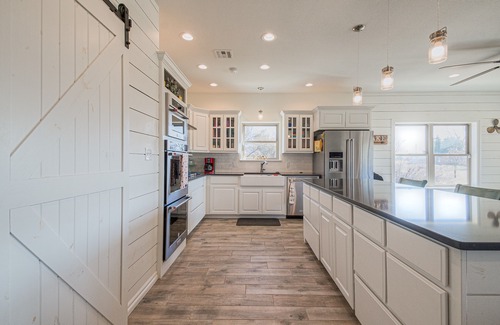 Kingston House | Exquisite Texoma Home Sleeps 12 Close to shore