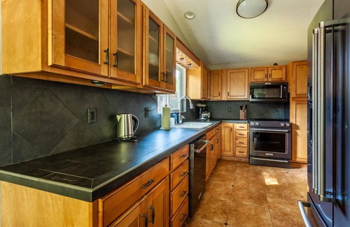 Sherwood - Tualatin South House | Exquisite Tualatin 2BR w/Parking, nr Shops & Restaurants, by Blueground