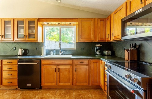 Sherwood - Tualatin South House | Exquisite Tualatin 2BR w/Parking, nr Shops & Restaurants, by Blueground