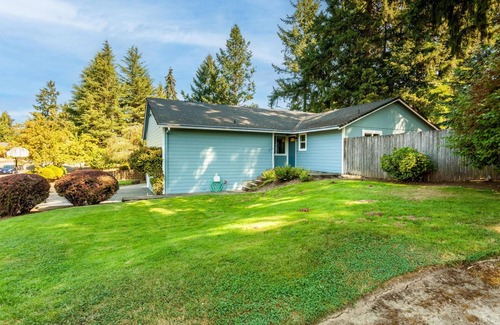 Sherwood - Tualatin South House | Exquisite Tualatin 2BR w/Parking, nr Shops & Restaurants, by Blueground