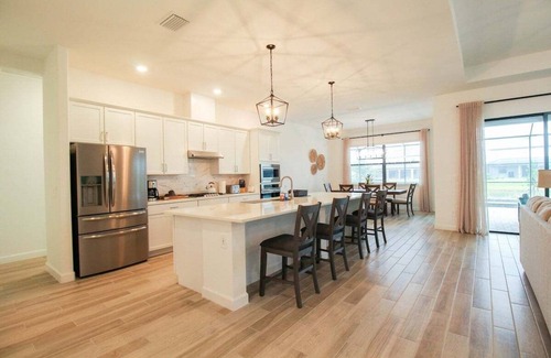 Braden River House | Exquisite waterfront 3BR pool home in Lorraine Lakes - Grand Getaway
