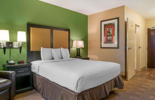 Roseville Hotel | Extended Stay America Select Suites - Detroit - Roseville