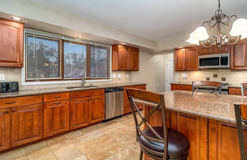Elgin House | Extended Stay Elgin FHS Rental - Greenridge Dr