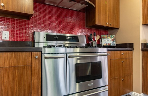 Belmont Heights House | Extended stay Family home - sun room, private deck, chefs kitchen 5 min to beach