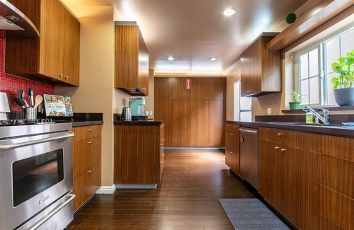 Belmont Heights House | Extended stay Family home - sun room, private deck, chefs kitchen 5 min to beach